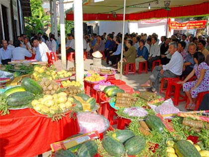 Lễ vật nhân dân dâng cúng Giỗ Tổ Hùng Vương tại đình làng Bến Tre. (Ảnh: Sưu tầm)