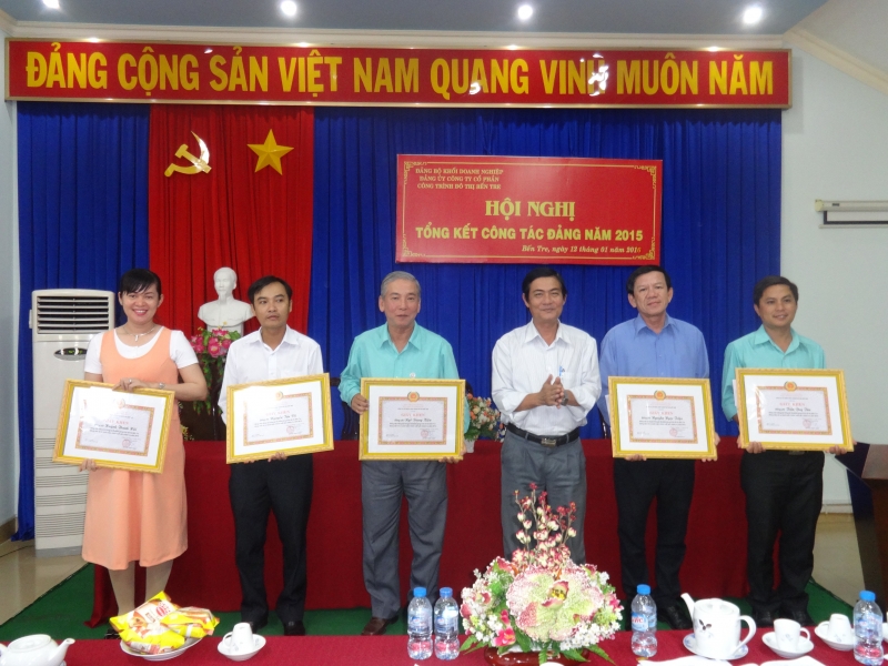 Khen thưởng ĐV hoàn thành xuất sắc nhiệm vụ