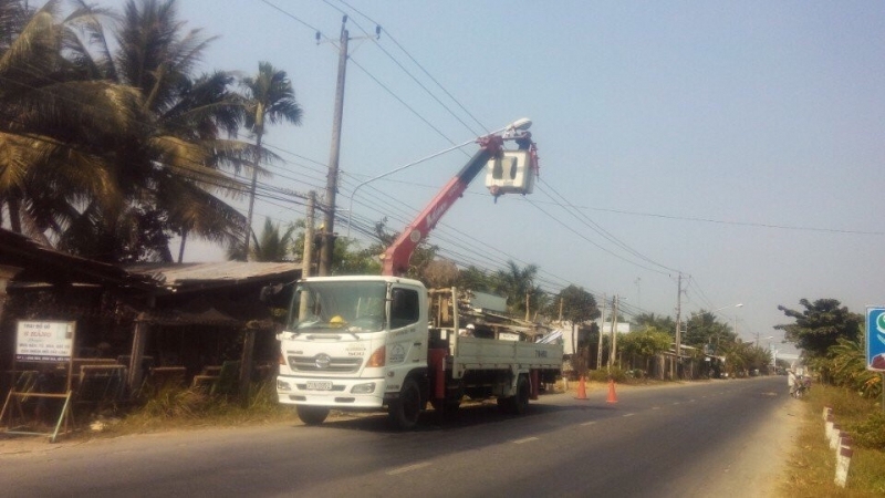 Lắp đèn CS khắc phục điểm đen TNGT ĐT 883 huyện Bình Đại